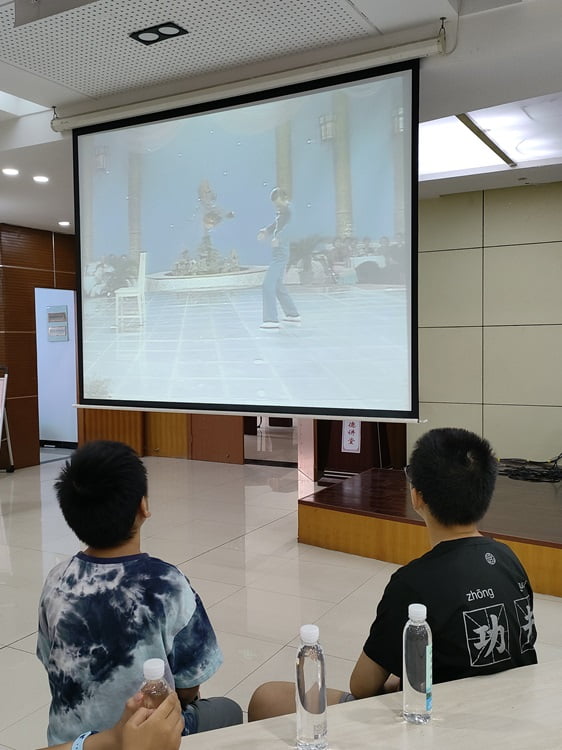 图为同学们认真观看哑剧小品“洗澡”。(中国青年网通讯员 严蕙兰 摄)