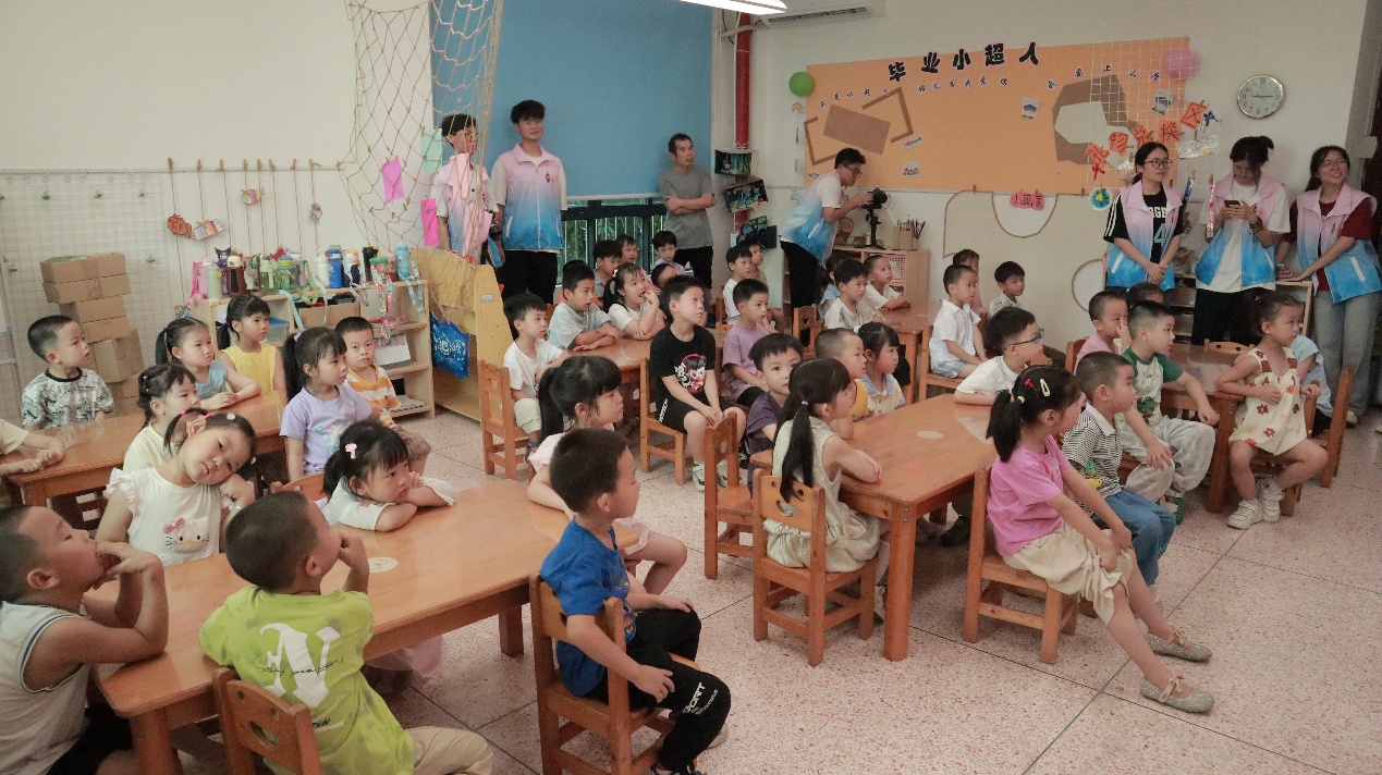 ��ɽ��ѧ�¡�����·�������Ϳι���׶�԰������Ļ�����ͯȤʱ��