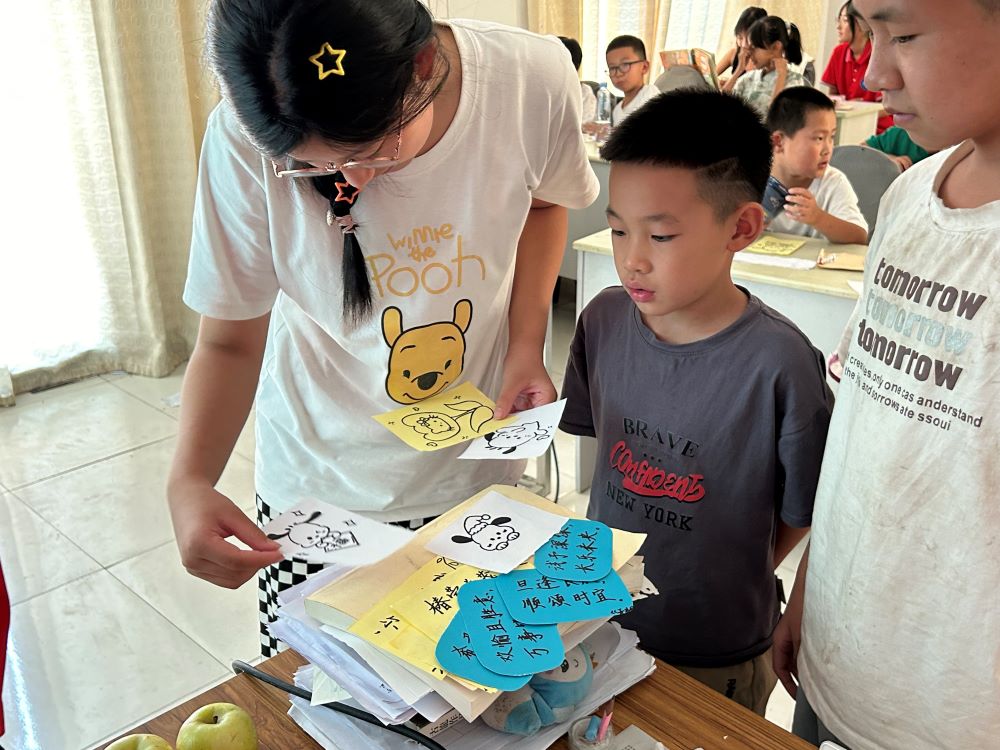孩子们在查看支教队员寄语