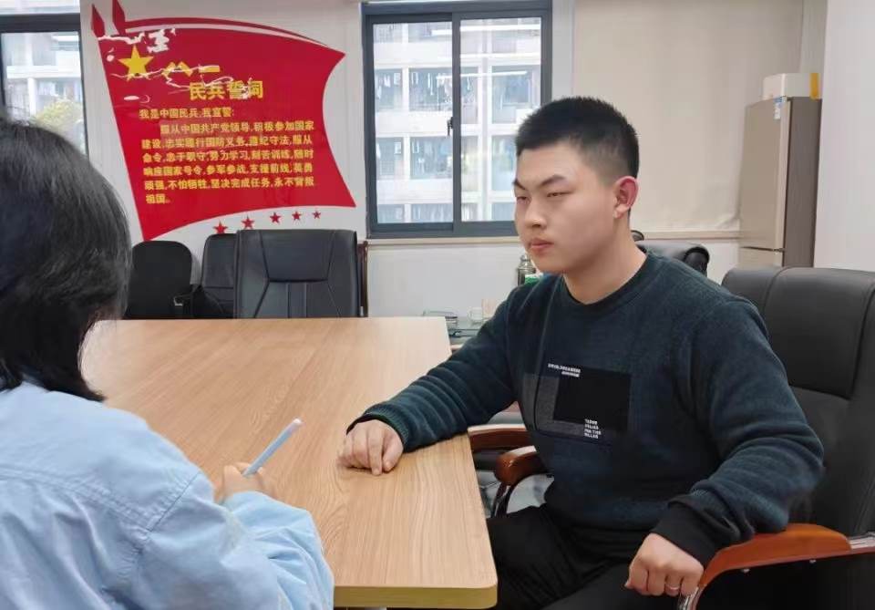 图为退伍士兵陈家龙接受采访