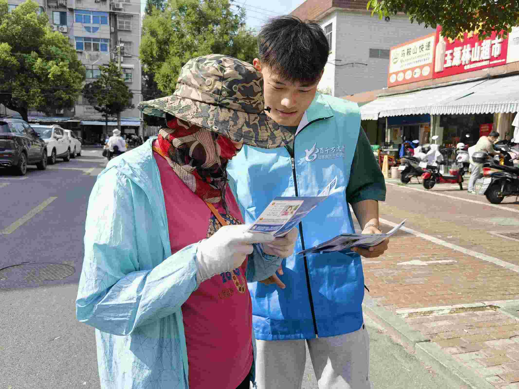 图为志愿者正在向社区人员宣讲防核知识。通讯员 曹晓涵 供图