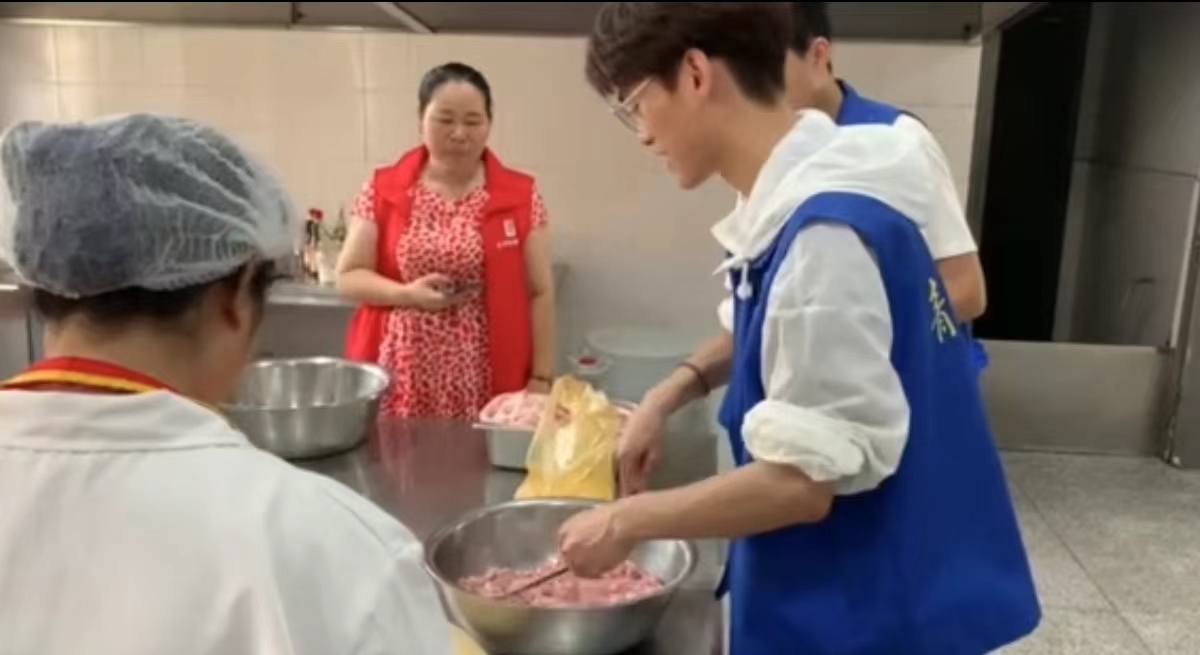 ������ϢѧԺѧ��Я�ֳ��ߣ�������ܰʱ��