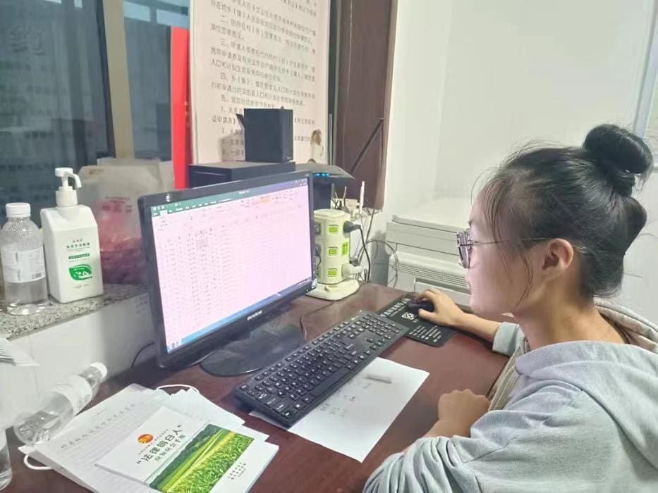 (图为张鹃同学在做科普宣传类数据整理)