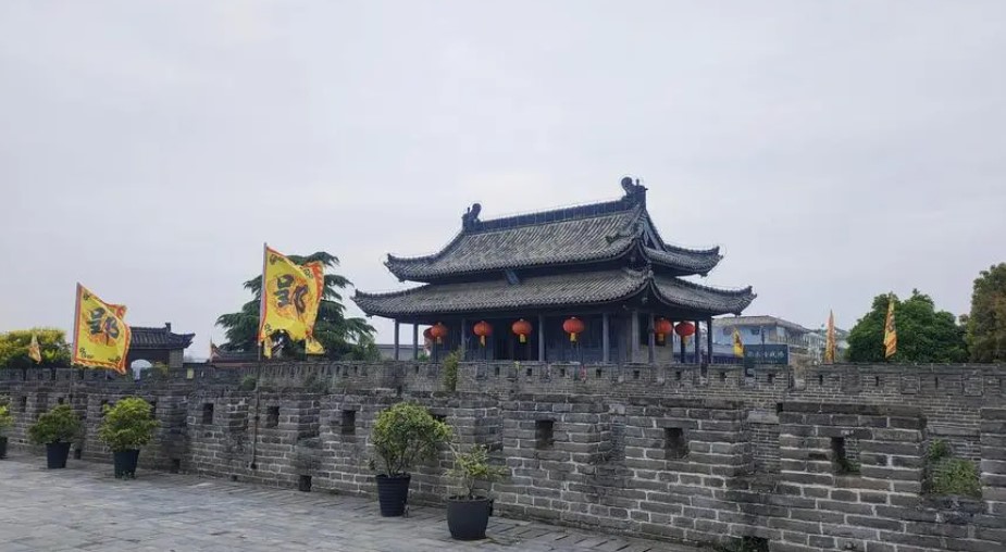图为三下乡团队记者摄寿县古城墙