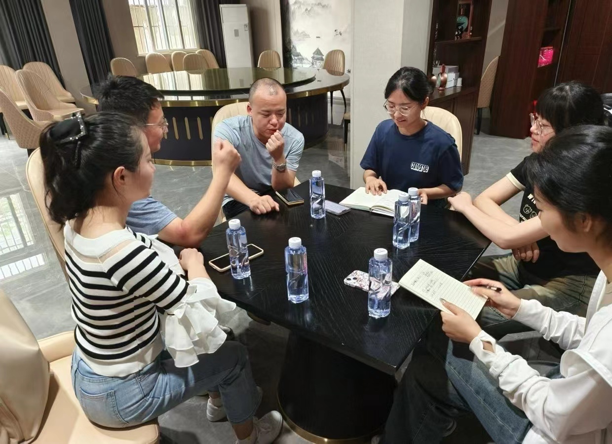 与企业负责人面对面交流行业发展情况