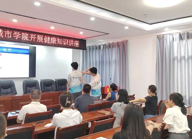 ������ͨ��ѧ����ѧԺ����ҽ�����ϴ���ʵ���������м����ü��ů�黭��