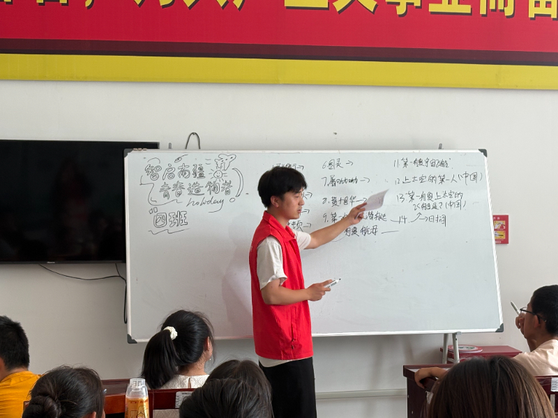 图为实践团队成员补充讲解名人事迹 吴红梅 供图