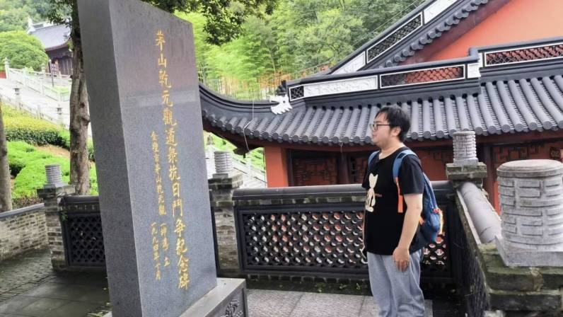 实践团队成员参观茅山乾元观新四军一支部司令部