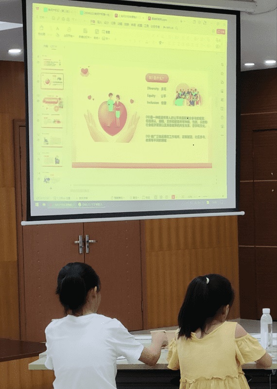 图为同学们学习“DEI”定义、内涵相关内容。(多彩大学生网通讯员 严蕙兰 摄)