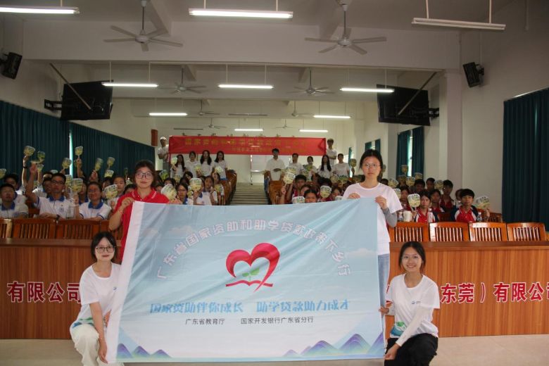 �������紫ů�⣬�ഺ�������ɳ� ��óѧԺ������������ͻ���ӿ�չ��������������ѧ�������������С�������԰����������