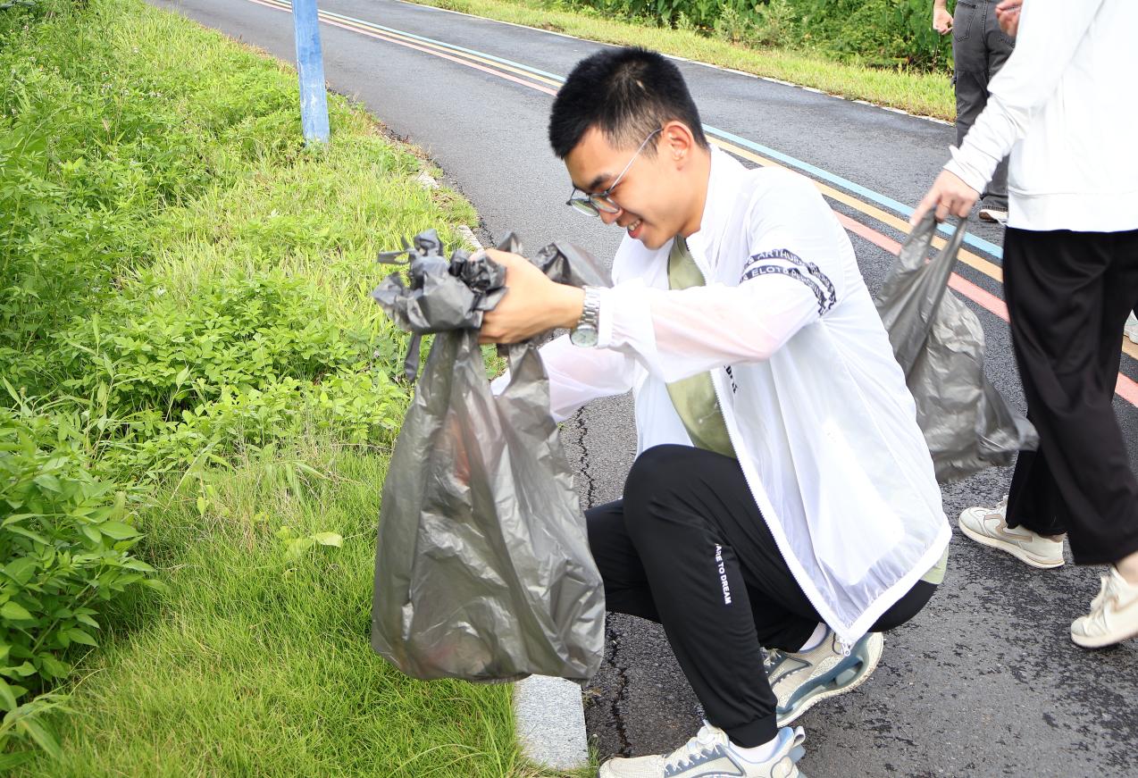 Ѳ�ӻ���־Ը�У��ػ���ˮ�����硪��������ѧԺ��������ʵ���Ż�����������ʿ��Я�ֻ���