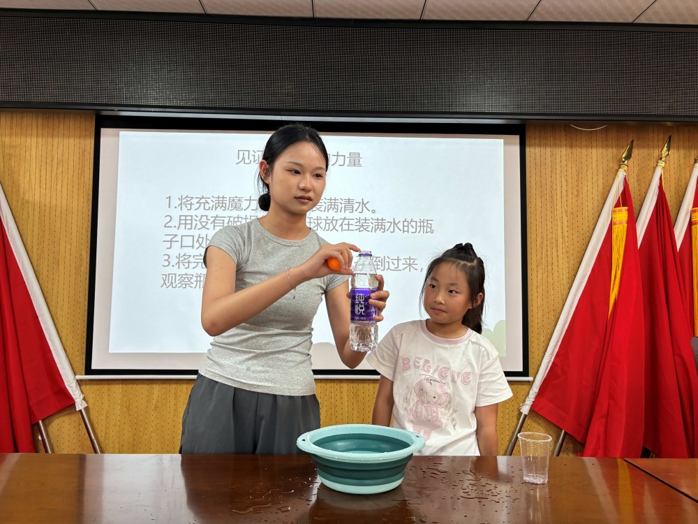 ����ѧԺѧ�ӡ������硱֧���ж����ഺ�������·��֧�̵���ϣ����