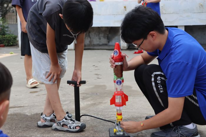 ���ϿƼ���ѧ����ѧԺ��С������־Ը������֧�̶Ӹ�����Сѧ��չ��ɫ֧�̻