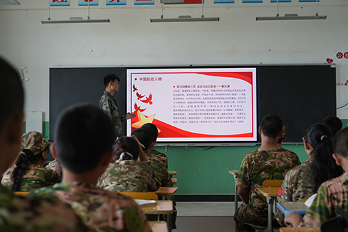 ͬ�Ĺ����Ž��Σ�Я�ֹ����л��硪�����ǿ�ս��ʷ ����Ӣ�۾���ѧУ��չ��ս�������������