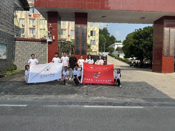 ͼƬΪ�Ŷ��������ſں�����������Ա����Ƭ��  ��ӾͨѶԱ��