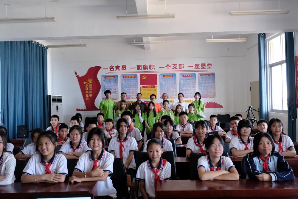 图为实践队在前楼中心小学合影