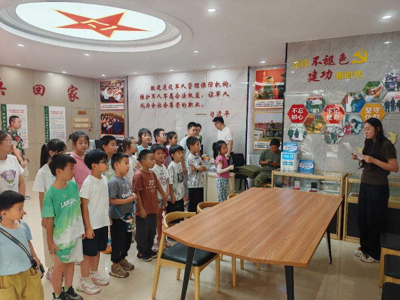 �������꣬ʵ����־��ɽ����ѧС��������Ȫ��֧�̶����϶����´�ֵ����۾��˷���վ��չ��ɫ�����