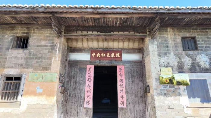 н���ҽ���ഺ�����������ҽѧԺ ��н���ҽ��ʵ��������м�