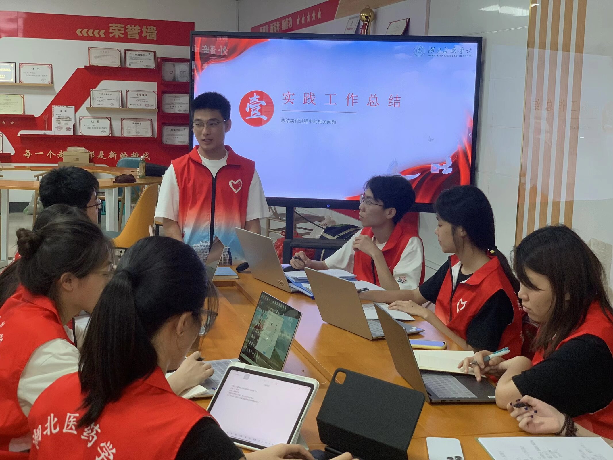 ����ҽҩѧԺ���ഺ����ҽ��·��ʵ�����������