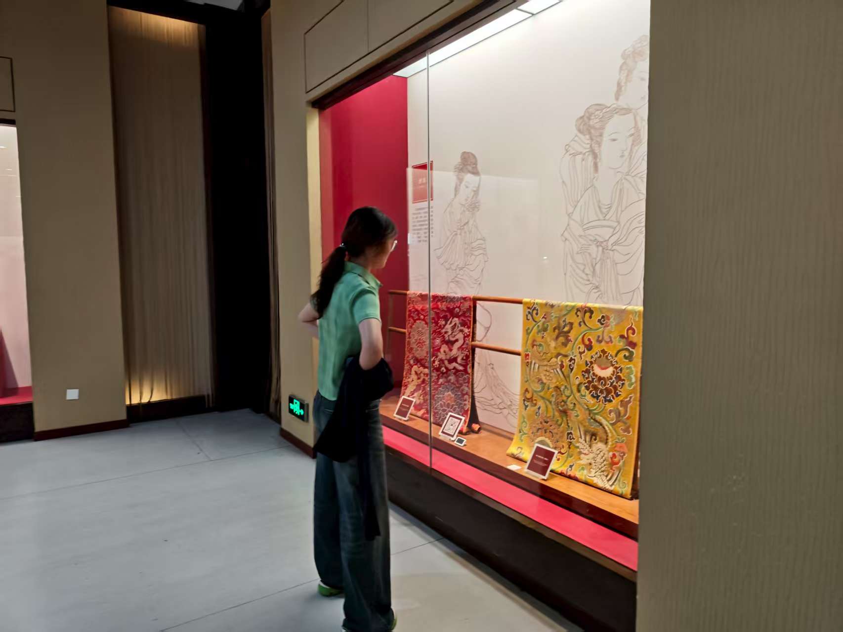 �ഺΪ��γ��֯���ƽ��������ϲ�ѧ��̽�ط��ű�����Ļ����й���ս