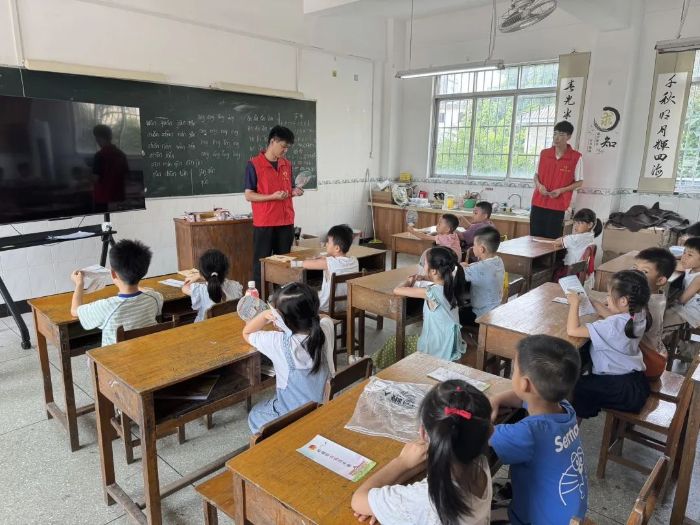 �ഺ�����ɳ�·������ʦ��ѧ��Ϊ���ض�ͯ����ȫ����