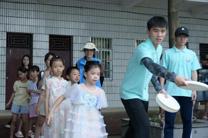 ����ѧԺѧ�Ӹ�������չ�������硱����������������ů���ഺ�����ػ�ͯ��