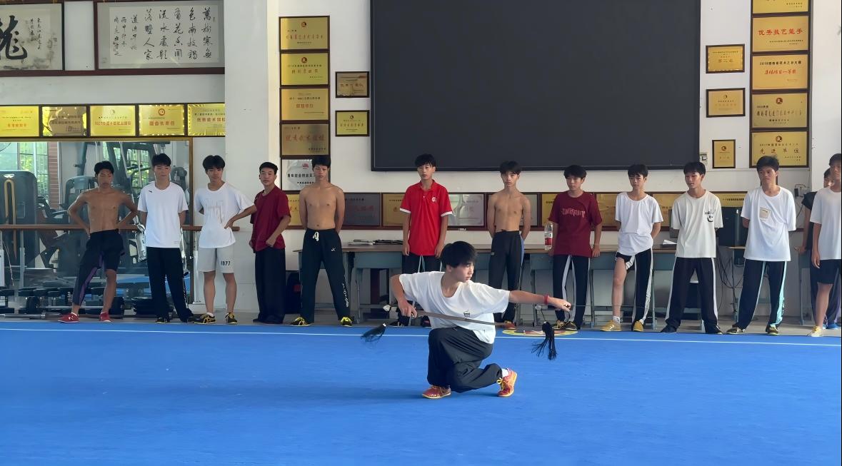 �Ŷӳ�Ա���ڶ����ؽ�������ѧУ��Ħ����������ʽչʾ 