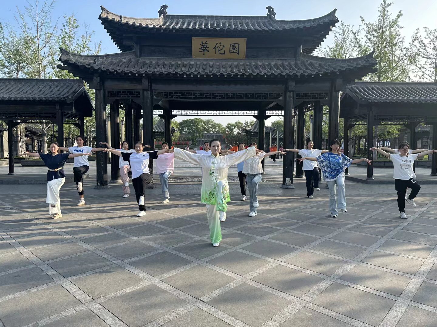 ������ҽҩ��ѧѧ������٢�Ļ���̽Ѱҩ����չ