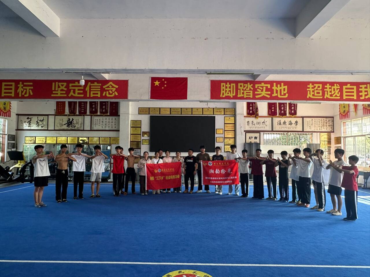 �Ŷӳ�Ա���ڶ�������ѧУ����ʦѧ������