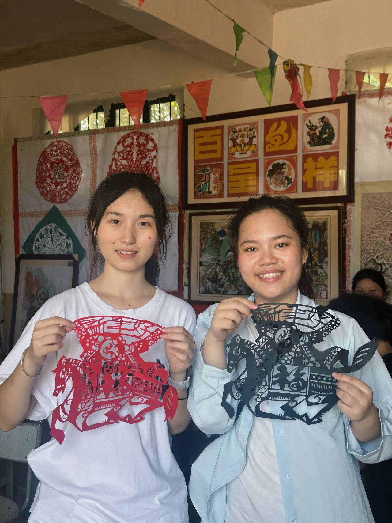 团队成员们随宋爷爷和唐奶奶学习剪纸