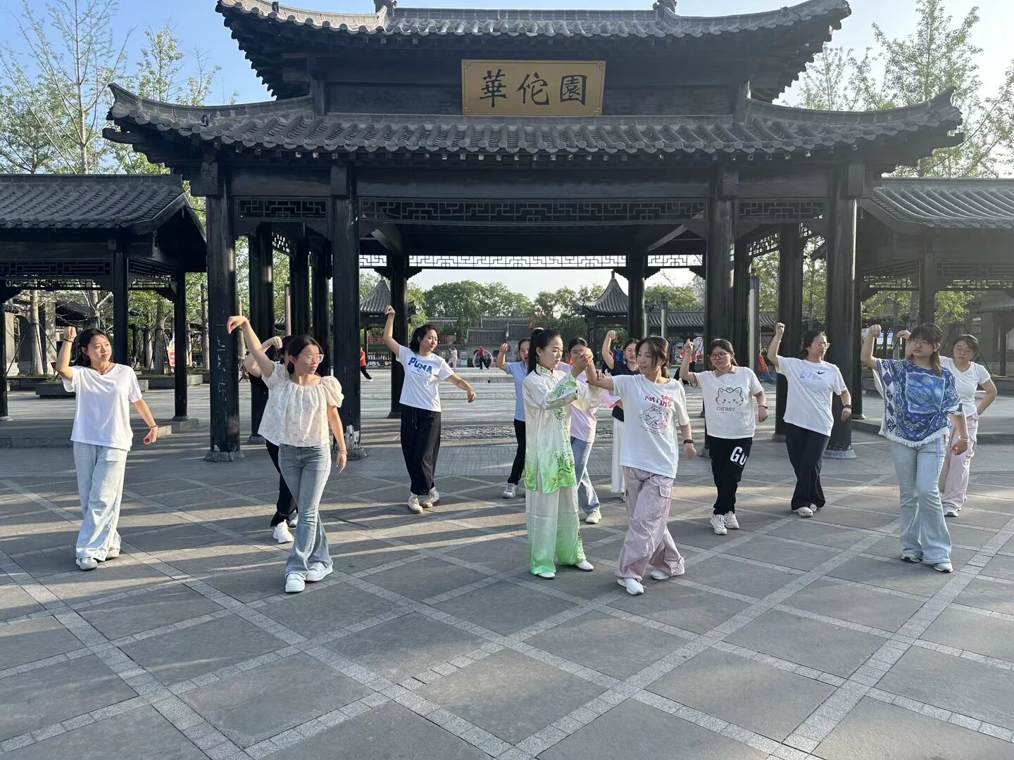 ������ҽҩ��ѧѧ�Ӹ����ݿ�չ�������硱���л�٢����н��̽ҩ����չ����ƪ