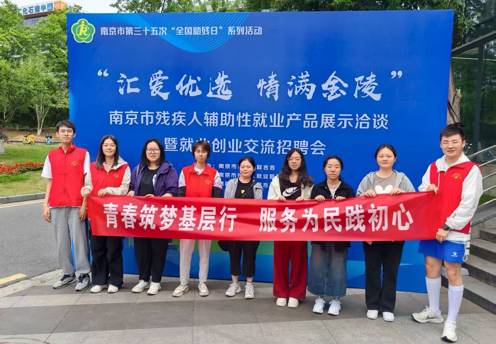 �Ͼ��ƾ���ѧ���ഺ���Ρ��Ŷ�������вм��˹�����ҵ