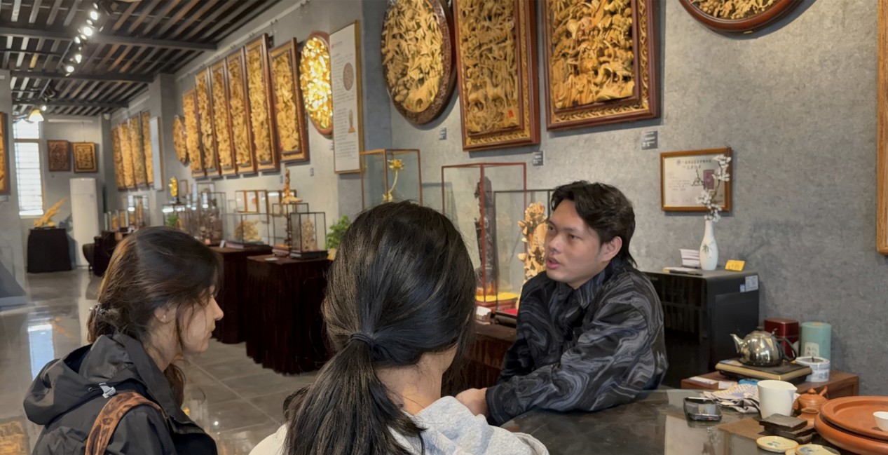 图 1 实践团成员前往郭少俊木雕艺术馆采访郭奕辉老师 潮金探骊实践团成员摄