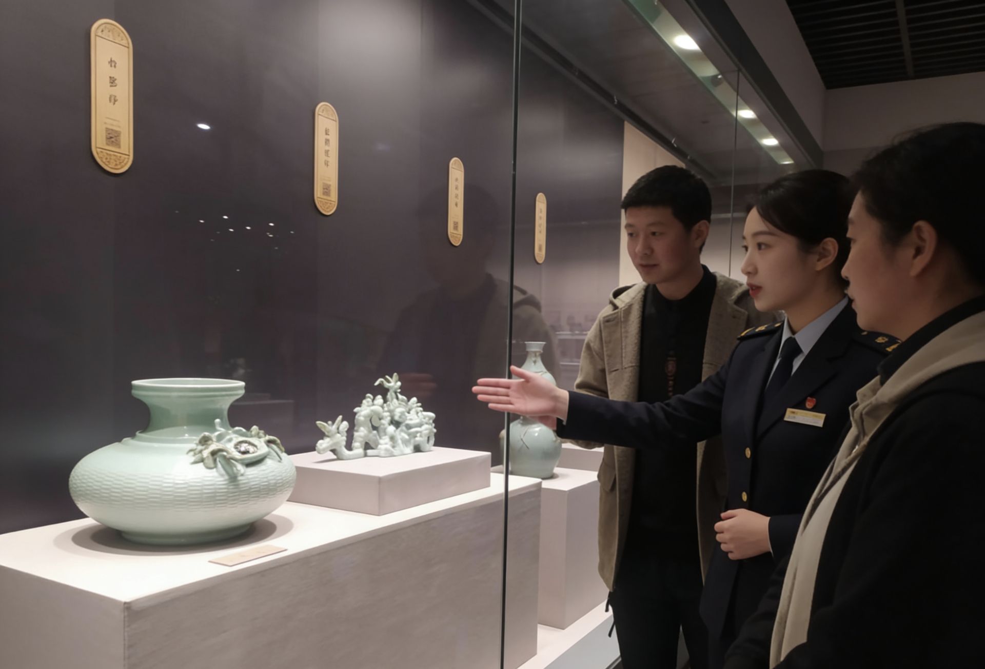 ͼΪͬѧ�ι۷���չƷ