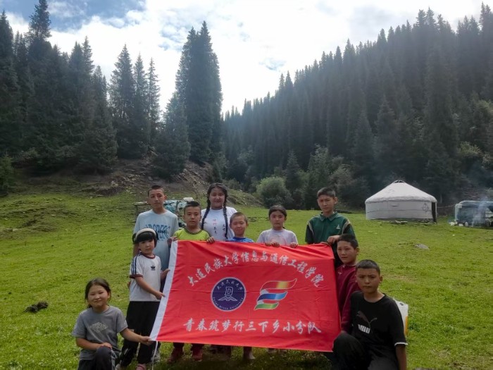 ���������ѧ�ഺ������С�ֶӣ����ո���������˺�ɫ����������� ����