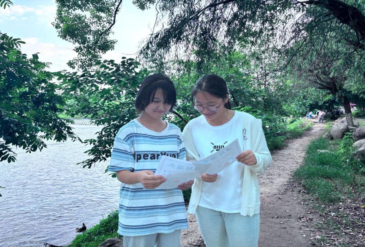 团队成员们在东安县附近公园水坝和学生进行防溺水知识的宣传