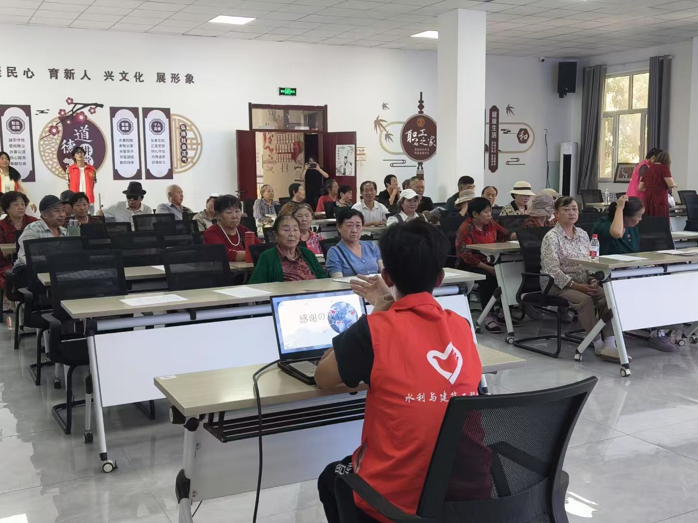 �������࣬������ɫ��԰