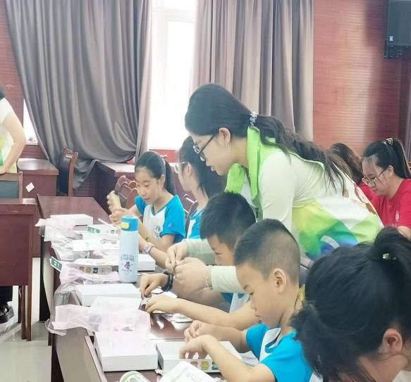 ������������ְҵѧԺ��ҩ��΢�⡱־Ը��Ϊ���ض�ͯ��չ�������ڰ�