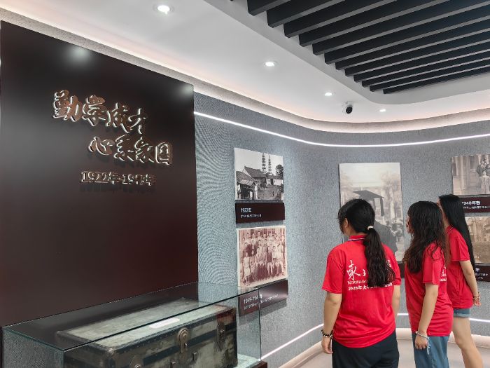 ���Ǹ��ܾ�ַ������˼�����꾫����������������ѧ���⼣ʰ�š�ʵ����̽���������������ܹ�ҵ�Ų�֮·