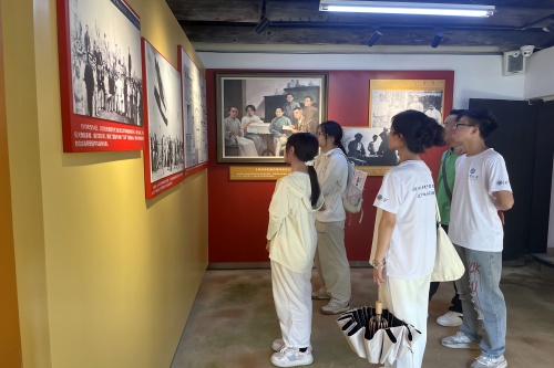 �廳�������� ���и���н�� ������̶��ѧ"�������"ʵ���Ųι��Ѳ�Ӣ�ʾ�