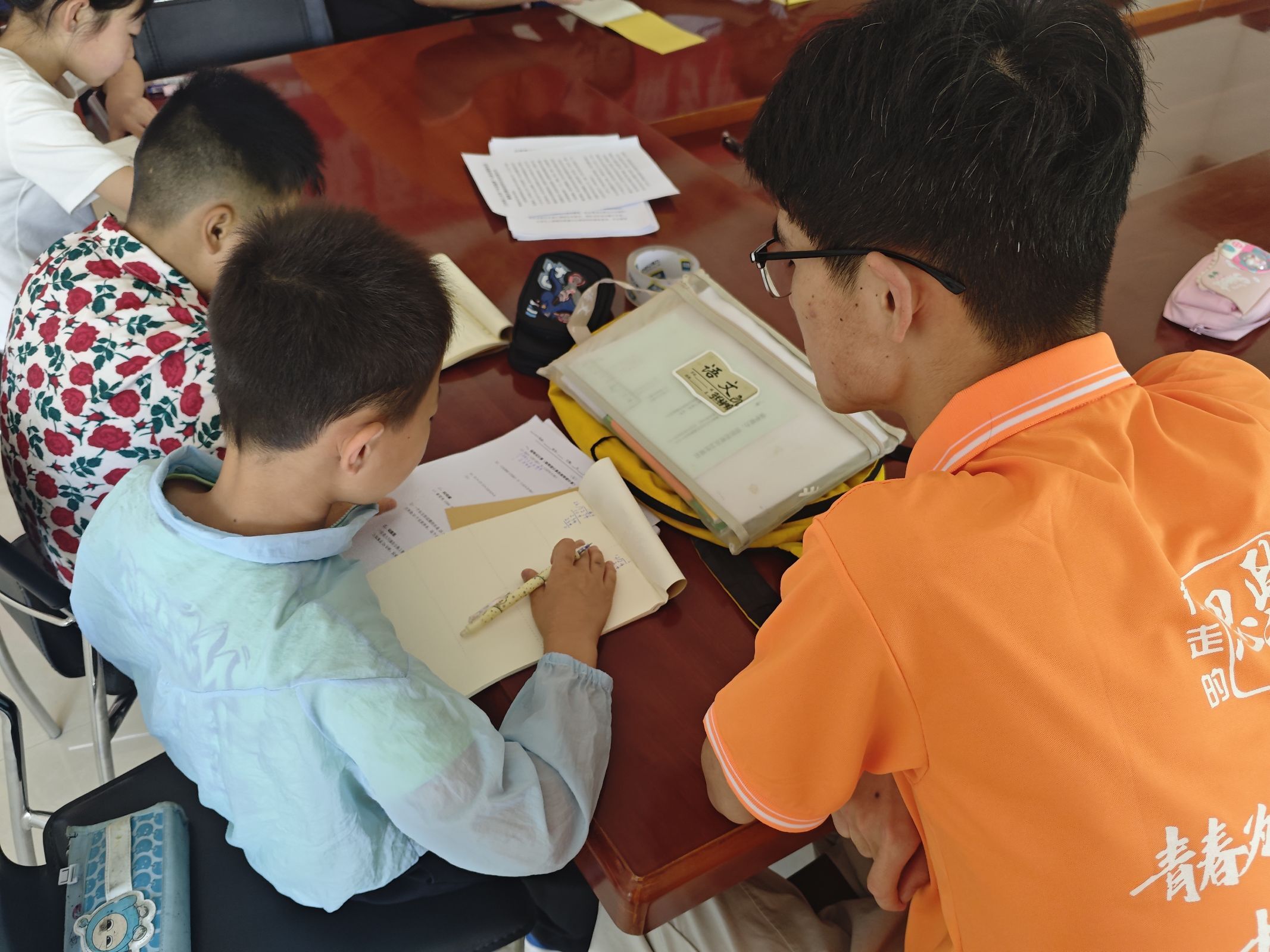 ������ѧ�Ӹ���䬿�չ�������硱�����ഺ�����������ͯ��