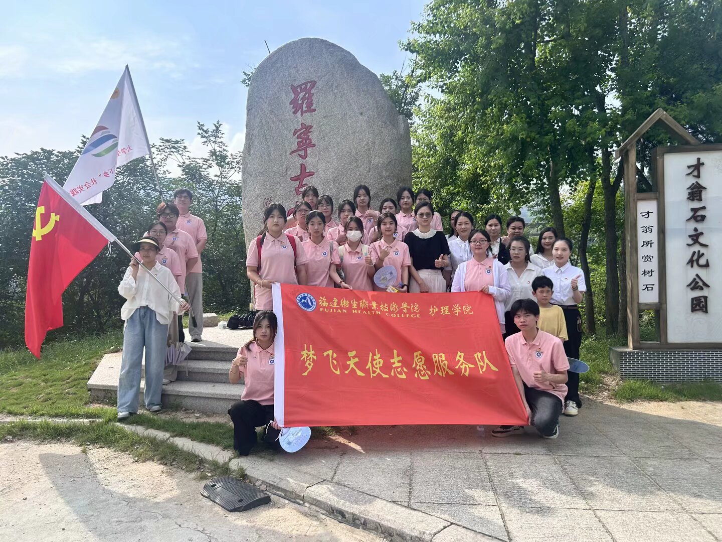 ����Ժ����ѧԺ���η���ʹ־Ը����ӡ��������Źٵ��Ļ�չʾ�ݲι�ѧϰ