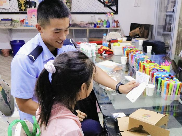 "���ǻ���"�Ŷӿ�չ�������硱ʵ��� �ò����ഺ�ػ����ͯ��