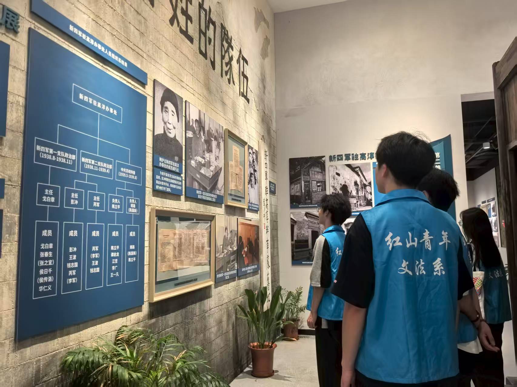 �������������¢�����С��շ�ʵ���ţ����к�ɫ���񣬿�չ���ν���