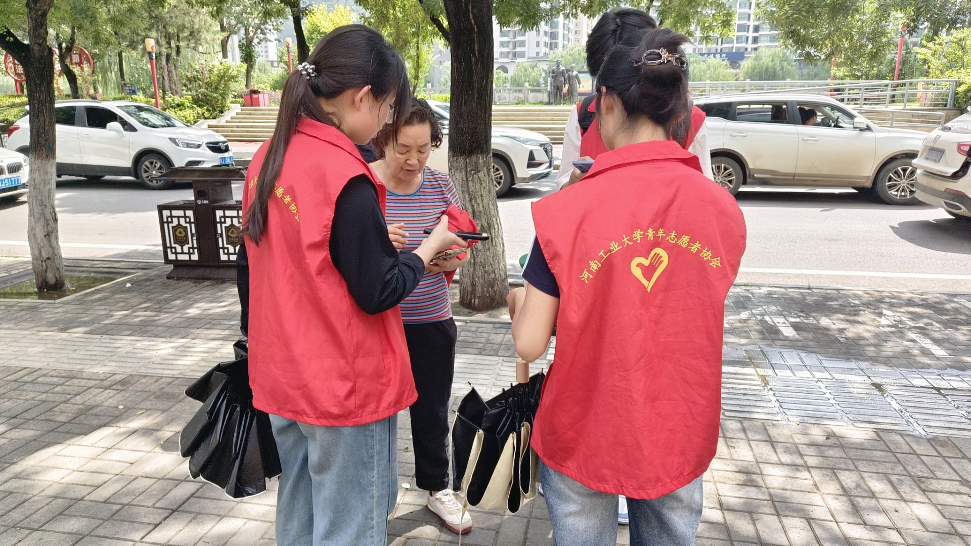 ͼΪ������������ƺ����������Ա�Խ�