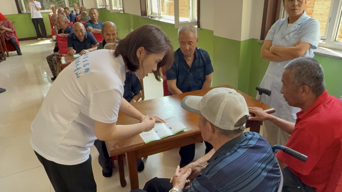 �����ƾ�ѧԺѧ�ӡ������硱�������������֣����������ɫδ��