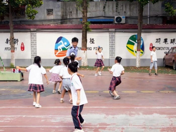 ���Ͼ���ѧԺ�����ǻ��硱־Ը�ţ��ð������ιذ���ͯ