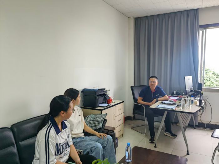 图为团队成员参观四川燕京啤酒有限公司宣传馆。何希乔 供图