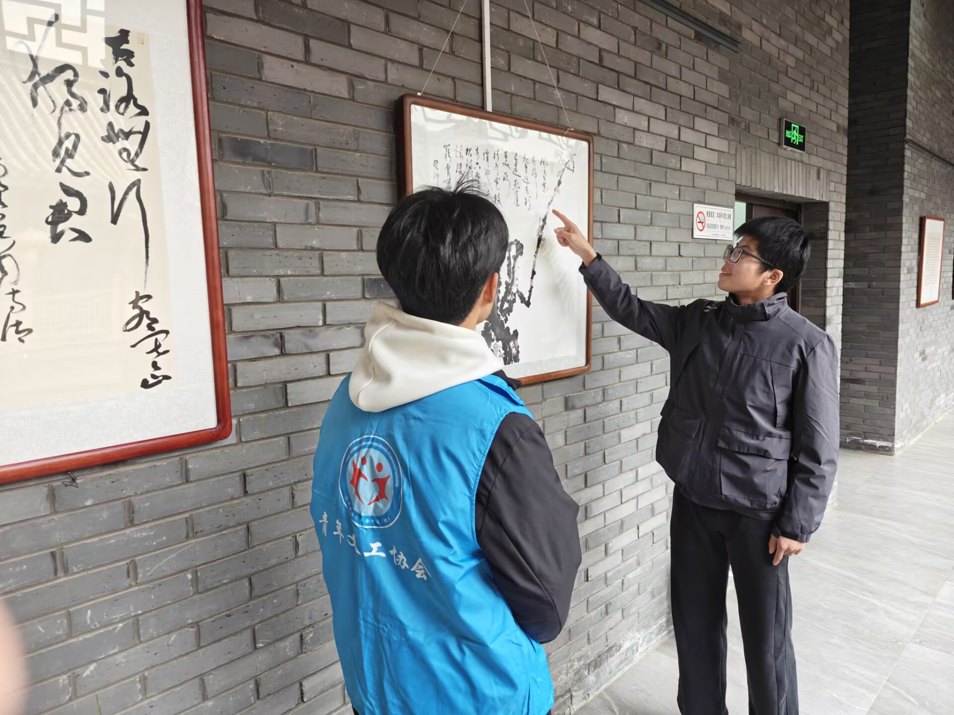 听工作人员讲解水墨画的笔锋技艺。孙振国供图