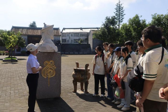 ̽ѰӢ�۹ʵأ����к�ɫ����